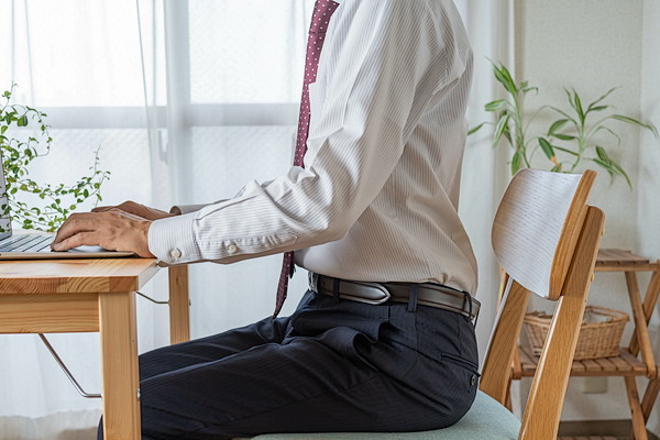 正しい姿勢の男性