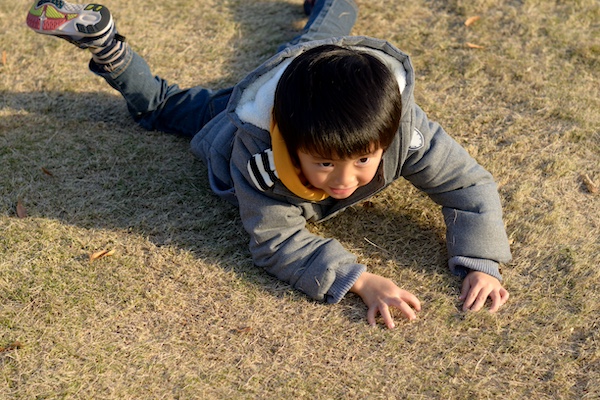 子供が転ぶ様子