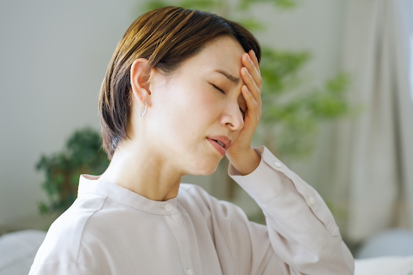 頭痛に悩む女性